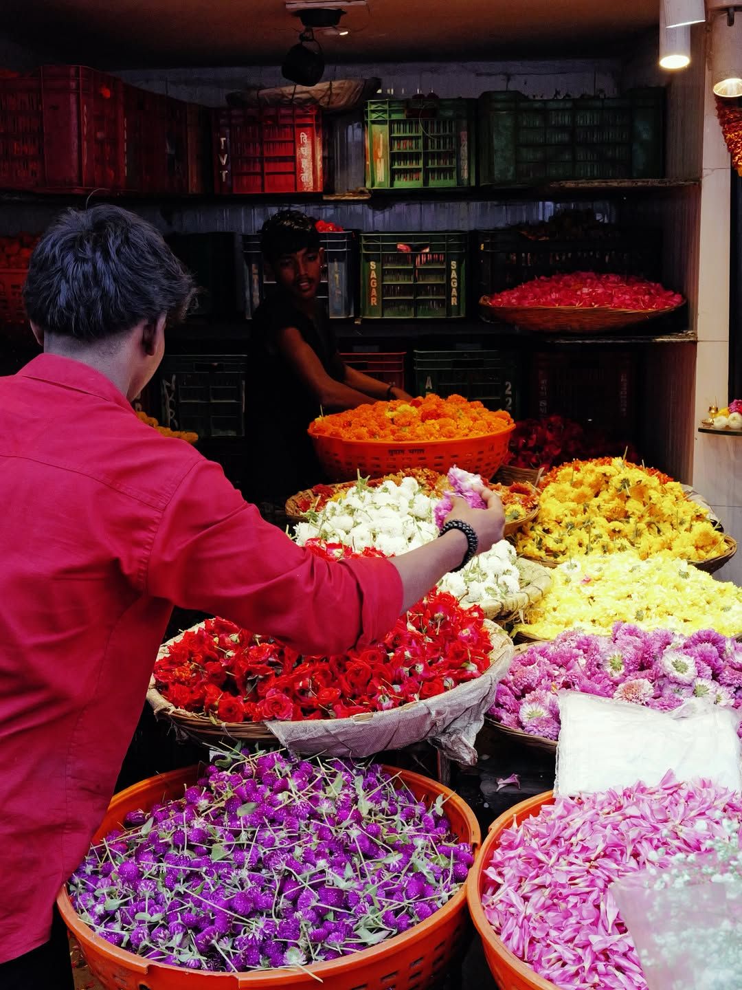 Flower sellers and a cutting chai